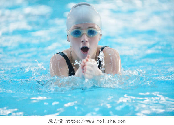 快乐的肌肉游泳女子戴着眼镜和章在游泳游泳池和代表健康和身体健康的概念亲子游泳游泳比赛